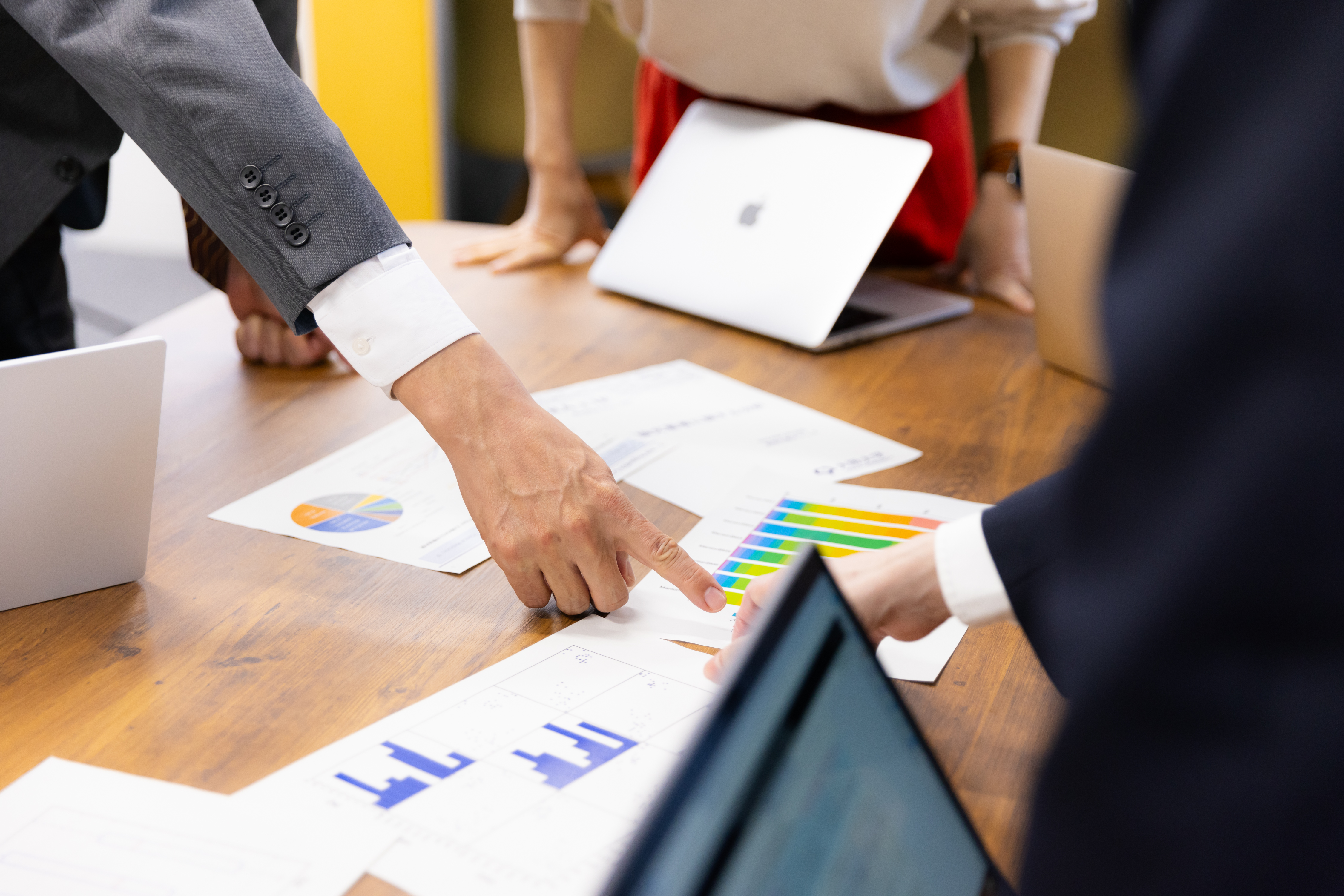 机の資料に指をさす人