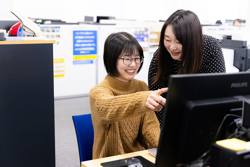 A person who explains things on a computer in an office