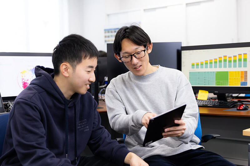 A person explaining with a tablet in hand