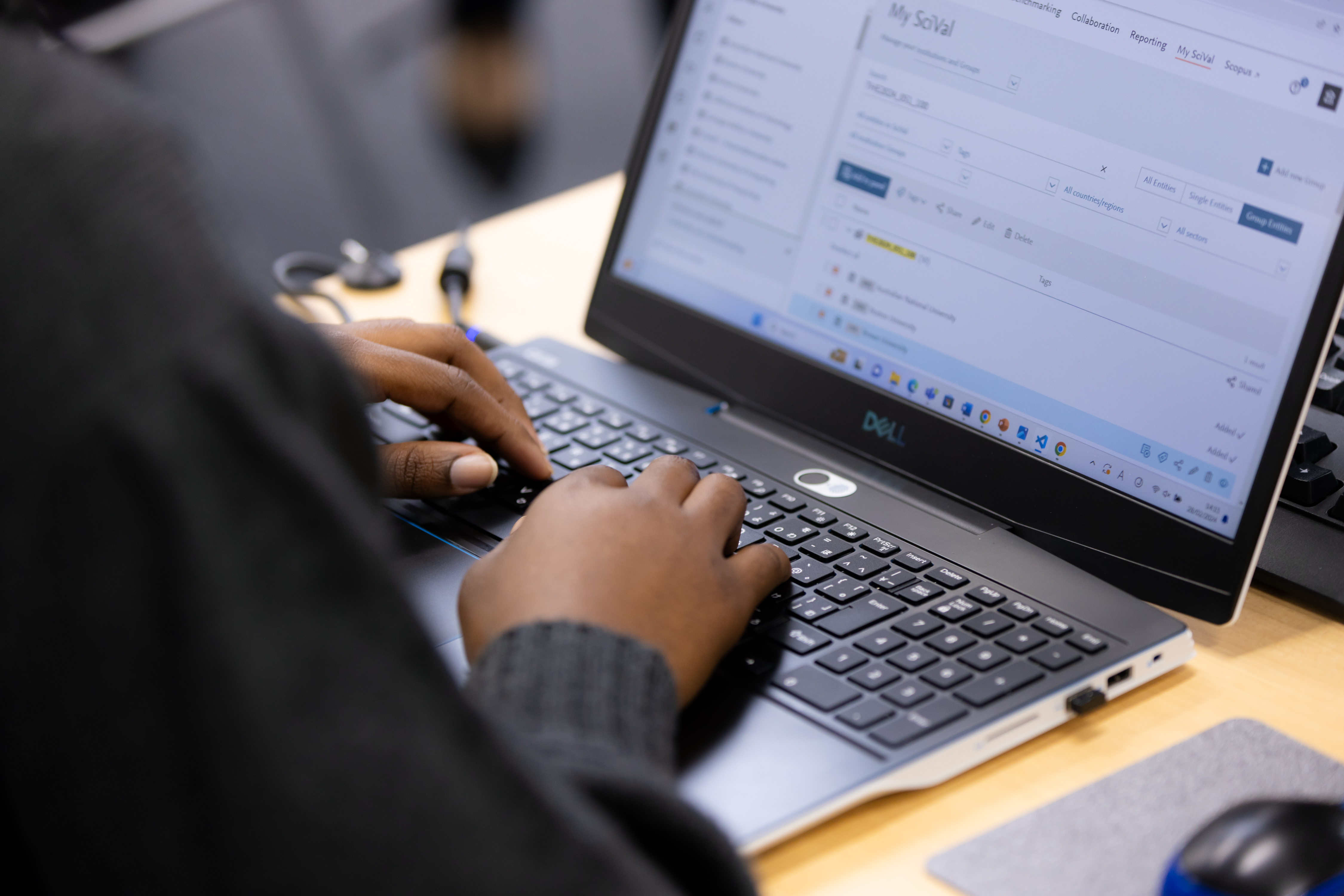 ノートパソコンを操作する人